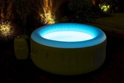 Bestway Lay-Z Spa Tahiti AirJet Opblaasbare Spa - 4 Persoons -EXIT TOYS Winkel 800 1200 60007 night scene 0012 pr web